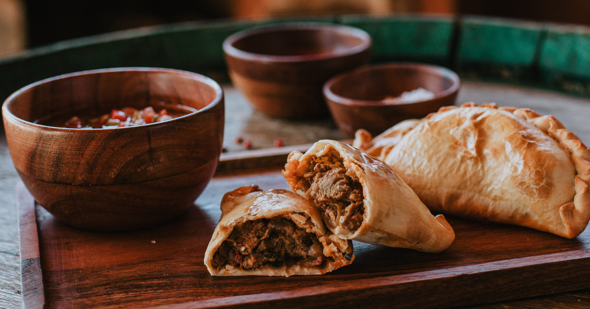 empanada argentina con salsa